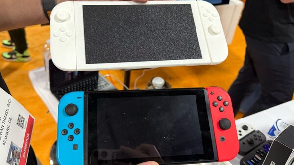 Wydrukowana w 3D makieta Genki Switch 2 obok oryginalnego Switcha (źródło zdjęcia: Numerama)