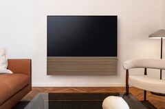 Firma Samsung oferuje telewizor Samsung S99H OLED Smart TV w zestawie ze stylowym soundbarem wyposażonym w drewniany panel przedni.