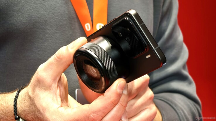 Xiaomi może wykorzystać swoje doświadczenie z magnetycznym systemem optycznym z tej wiosny w Xiaomi 17 Ultra. (Źródło zdjęcia: Alexander Fagot, Notebookcheck)