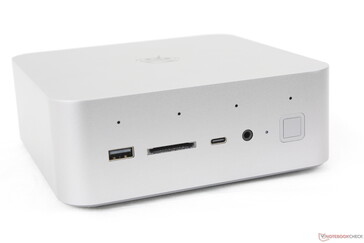 Przód: USB-A 3.0 (10 Gb/s), czytnik SD, USB-C (10 Gb/s), zestaw słuchawkowy 3,5 mm, przycisk zasilania z odciskiem palca, poczwórny układ mikrofonów