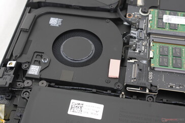 Slot PCIe4 M.2 2280 oznaczony jako "SSD1" znajduje się na szczycie jednego z wentylatorów