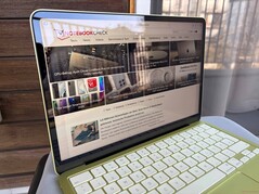 Na zewnątrz (jasny dzień, bez bezpośredniego światła słonecznego)