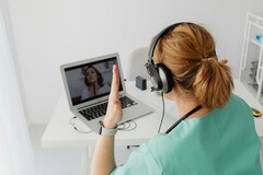 Lekarz komunikujący się z pacjentem przez Internet (źródło obrazu: Pixabay)