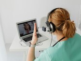 Lekarz komunikujący się z pacjentem przez Internet (źródło obrazu: Pixabay)