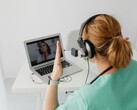 Lekarz komunikujący się z pacjentem przez Internet (źródło obrazu: Pixabay)