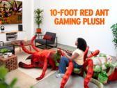 Na zdjęciu pluszowy Giant Red Ant Buggy Mount z motywem Grounded 2 (źródło zdjęcia: Xbox Wire)