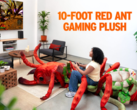 Na zdjęciu pluszowy Giant Red Ant Buggy Mount z motywem Grounded 2 (źródło zdjęcia: Xbox Wire)