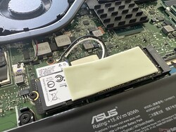 Moduł WLAN poniżej głównego dysku SSD