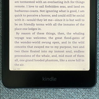 Żółte przebarwienia widoczne na recenzowanym przez The Verge egzemplarzu Kindle Colorsoft. (Źródło zdjęcia: The Verge, Andrew Liszewski)
