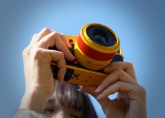 TTArtisan 35 mm f/1.8 II jest teraz dostępny również w efektownym pomarańczowym wariancie.