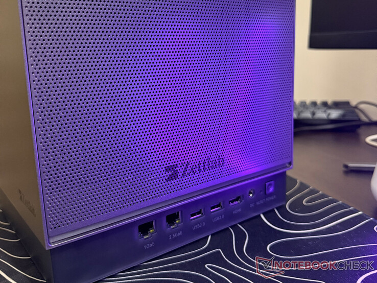 Porty z tyłu serwera NAS