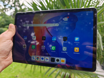 Redmi Pad 2 4G na zewnątrz pod pochmurnym niebem