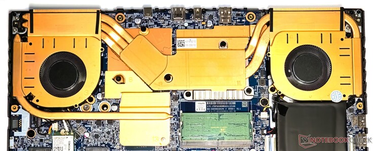 EVOL X15 AT posiada system chłodzenia z dwoma wentylatorami i siedmioma ciepłowodami