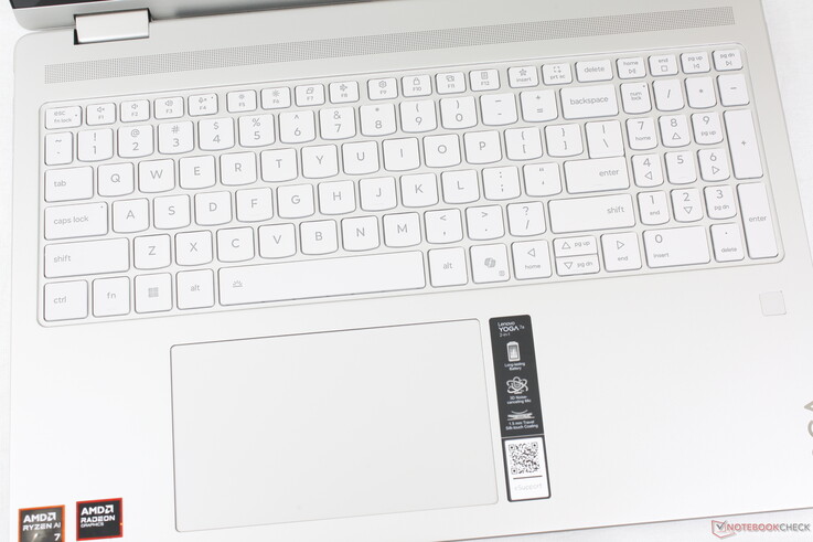 Takie same wrażenia z pisania jak w oryginalnym modelu 2023. Czcionka klawiszy lepiej kontrastuje z szarą opcją kolorystyczną niż z naszą srebrną opcją