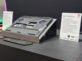 MSI Raider 16 HX Max zaprezentowany na targach CES 2026 z nowym wyglądem dolnego panelu (źródło zdjęcia: Notebookcheck)