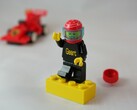 Zdjęcie przedstawiające figurkę LEGO i samochód wyścigowy (źródło zdjęcia: 2Technology - Pixabay)