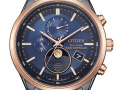 Zbliżenie na zegarek Citizen BY1036-53L Eco-Drive z wskaźnikiem faz księżyca, wyposażony w niebieską tarczę, ramkę w kolorze różowego złota, czarną kopertę ze stali nierdzewnej oraz analogowy wskaźnik faz księżyca umieszczony na godzinie 6.