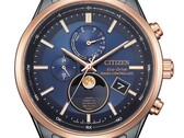 Zbliżenie na zegarek Citizen BY1036-53L Eco-Drive z wskaźnikiem faz księżyca, wyposażony w niebieską tarczę, ramkę w kolorze różowego złota, czarną kopertę ze stali nierdzewnej oraz analogowy wskaźnik faz księżyca umieszczony na godzinie 6.