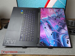 Widok z przodu laptopa Gigabyte Gaming A16 Pro GA6DH z otwartym wyświetlaczem i widoczną klawiaturą