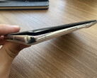 Wielu użytkowników Pixel 7 i Pixel 7 Pro zgłosiło problem puchnięcia baterii. Na zdjęciu: zdjęcie od jednego z dotkniętych użytkowników. (Źródło zdjęcia: Forum pomocy technicznej Google)