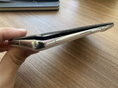 Wielu użytkowników Pixel 7 i Pixel 7 Pro zgłosiło problem puchnięcia baterii. Na zdjęciu: zdjęcie od jednego z dotkniętych użytkowników. (Źródło zdjęcia: Forum pomocy technicznej Google)