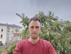 Selfie wykonane za pomocą Xiaomi Pad 6 jest nieco prześwietlone.