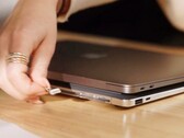 Krafted Edge to power bank, który wygląda jak cienki laptop.