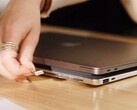 Krafted Edge to power bank, który wygląda jak cienki laptop.