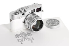 Aparat Leica &quot;Pope Francis&quot; M-A z dalmierzem 35 mm to jedyna w swoim rodzaju kopia tego klasycznego, w pełni mechanicznego aparatu filmowego. (Źródło zdjęcia: Leica)