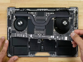 Apple wprowadził kilka wewnętrznych zmian w najnowszym MacBooku Pro 14. (Źródło obrazu: iFixit)
