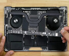 Apple wprowadził kilka wewnętrznych zmian w najnowszym MacBooku Pro 14. (Źródło obrazu: iFixit)