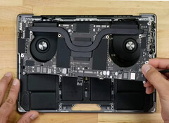 Apple wprowadził kilka wewnętrznych zmian w najnowszym MacBooku Pro 14. (Źródło obrazu: iFixit)