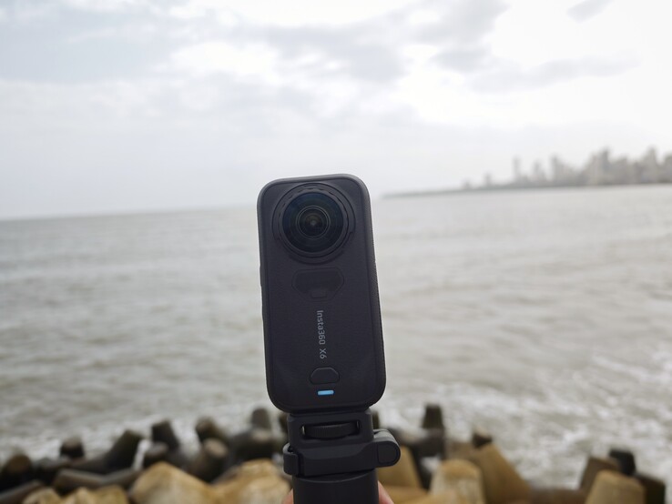 Insta360 X6 jest wyposażony w dwa specjalnie zaprojektowane kwadratowe czujniki Sony o przekątnej 1/1,1 cala