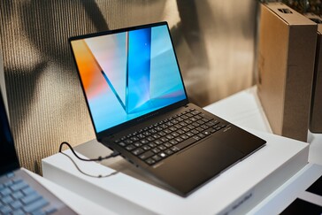 ASUS Vivobook S 14 (Źródło: Alex Waetzel dla Notebookcheck)