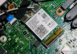 Anteny Wi-Fi są zamocowane na miejscu za pomocą stalowego wspornika