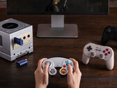firma 8BitDo zaprojektowała odbiornik NGC Retro Receiver, aby wizualnie uzupełniał fioletową konsolę GameCube. (Źródło obrazu: 8BitDo)
