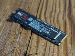 Samsung SSD 990 Pro 2TB, dostarczony przez firmę Samsung.