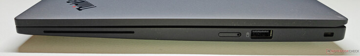 Po prawej stronie: Czytnik SmartCard, gniazdo nano-SIM, USB-A 3.2 Gen 1 (5 Gbit/s, Always-On), blokada Kensington