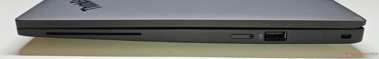 Po prawej stronie: Czytnik SmartCard, gniazdo nano-SIM, USB-A 3.2 Gen 1 (5 Gbit/s, Always-On), blokada Kensington