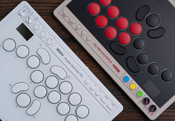 Kontroler 8BitDo Arcade Controller Pro jest dostępny w dwóch wersjach kolorystycznych.