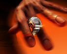 Osoba nosząca na palcu srebrny inteligentny zegarek Casio CRW-H001M-8 w formie pierścienia, podkreślająca jego kompaktowy wyświetlacz cyfrowy oraz metalową konstrukcję.