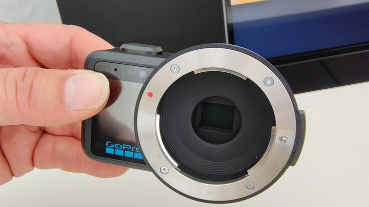 Ta używana i nadużywana próbka GoPro Mission 1 Pro ILS pokazuje zakurzony, odsłonięty 1-calowy czujnik.