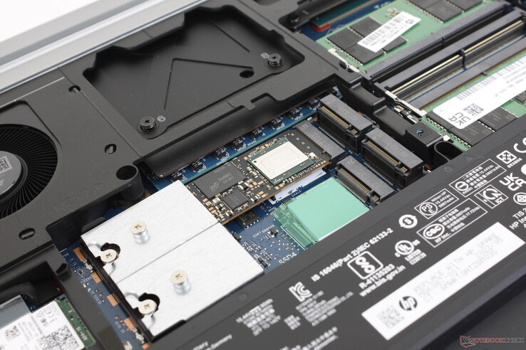 Obsługiwane są maksymalnie cztery wewnętrzne dyski SSD PCIe4 x4 M.2 2280. Dwa dyski są ułożone pionowo, aby zaoszczędzić miejsce