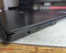 Laptop z złączem cylindrycznym umieszczonym obok dwóch portów USB-C
