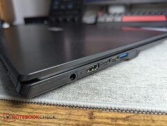 Laptop z złączem cylindrycznym umieszczonym obok dwóch portów USB-C