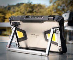 Ulefone Armor Pad 5 Ultra jest cięższy niż wiele laptopów. (Źródło obrazu: GSMArena)