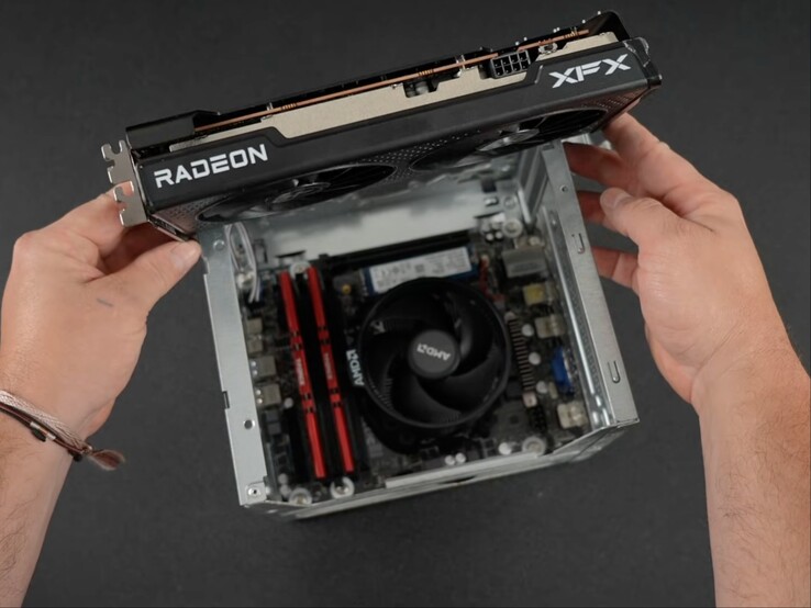 Procesor graficzny Radeon RX 6600 do komputerów stacjonarnych okazał się zbyt duży, by zmieścić się w mini-PC inspirowanym Steam Machine. (Źródło obrazu: ETA Prime na YouTube)