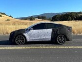 Model Y 2026 Performance w kamuflażu muła testowego. (Źródło zdjęcia: ConfidentImage4266/Reddit)