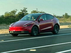 Tesla Model Y Standard w kolorze czerwonym (źródło zdjęcia: Moose/X)
