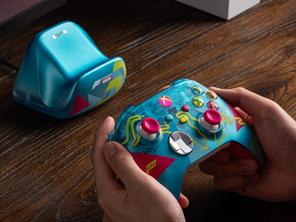 stacja ładująca 8BitDo z logo Forza idealnie pasuje do kontrolera bezprzewodowego Xbox Forza Horizon 6 Limited Edition.